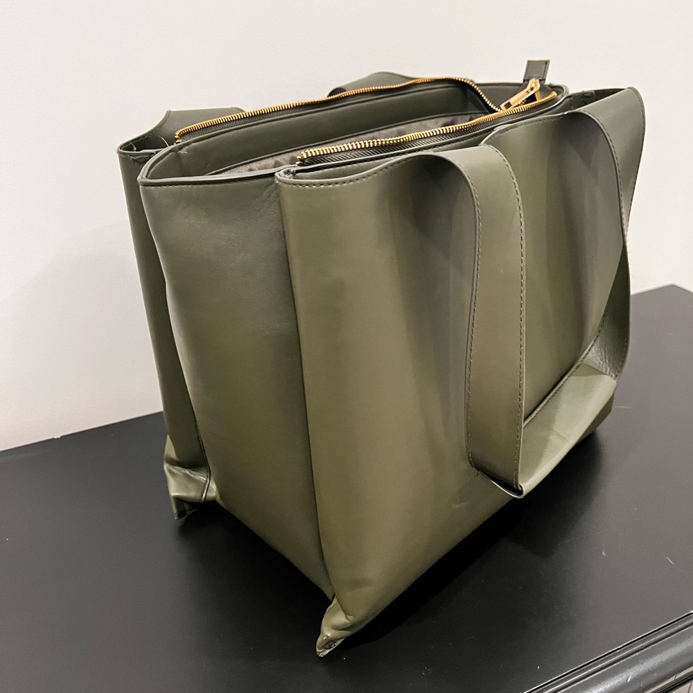 Modern Work Tote Handbag - in excellent condition.